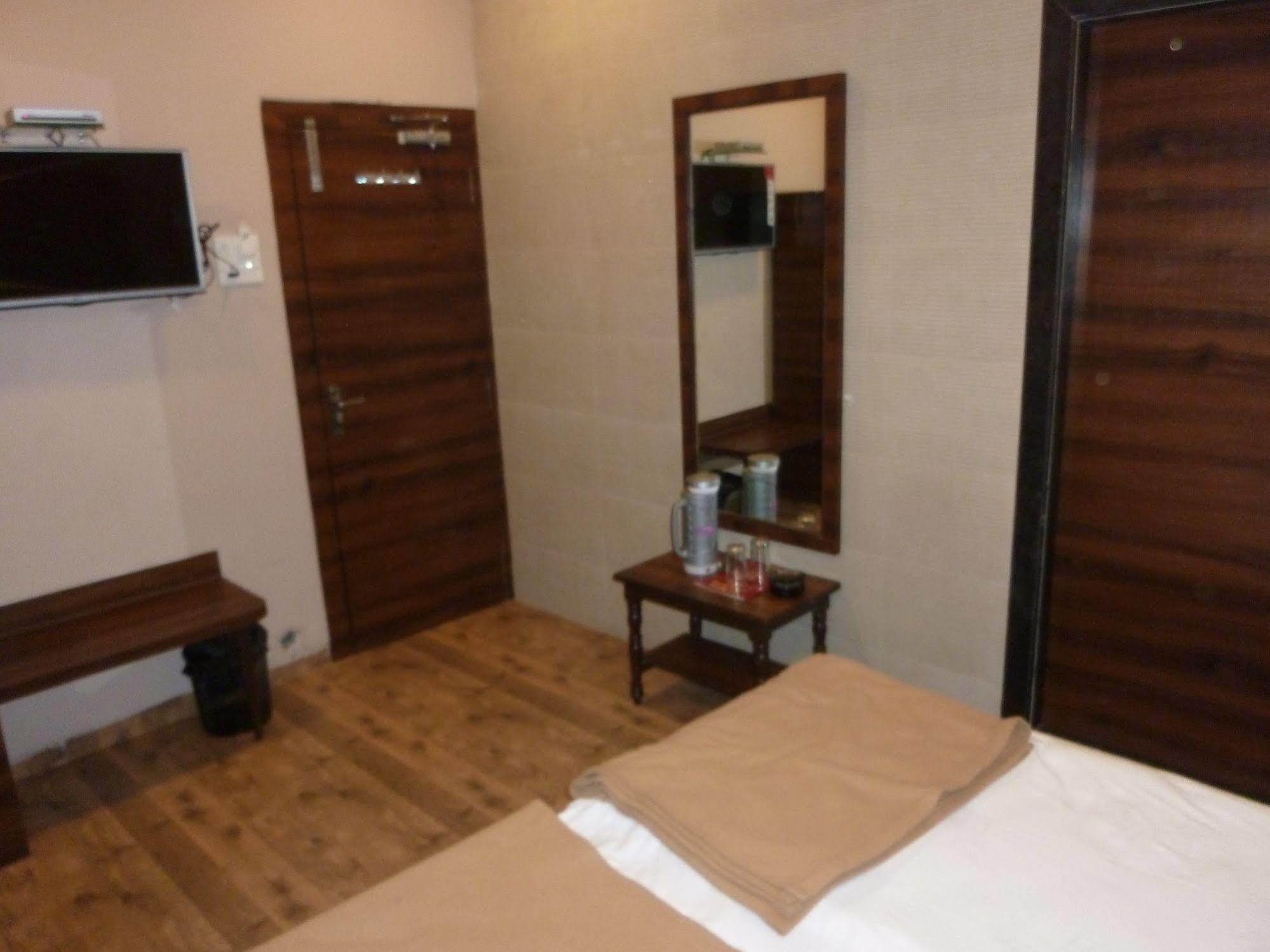 Hotel Regal Palace Mumbai Exterior photo