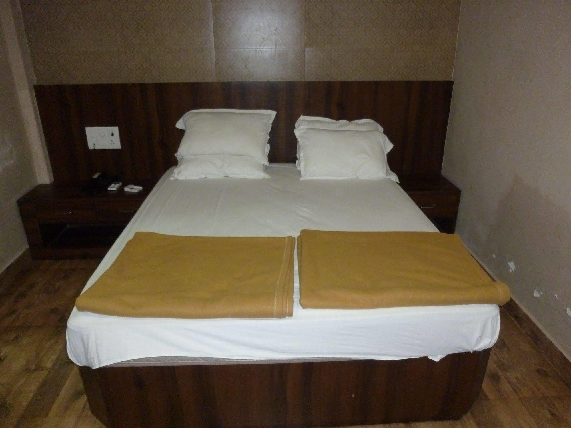 Hotel Regal Palace Mumbai Exterior photo