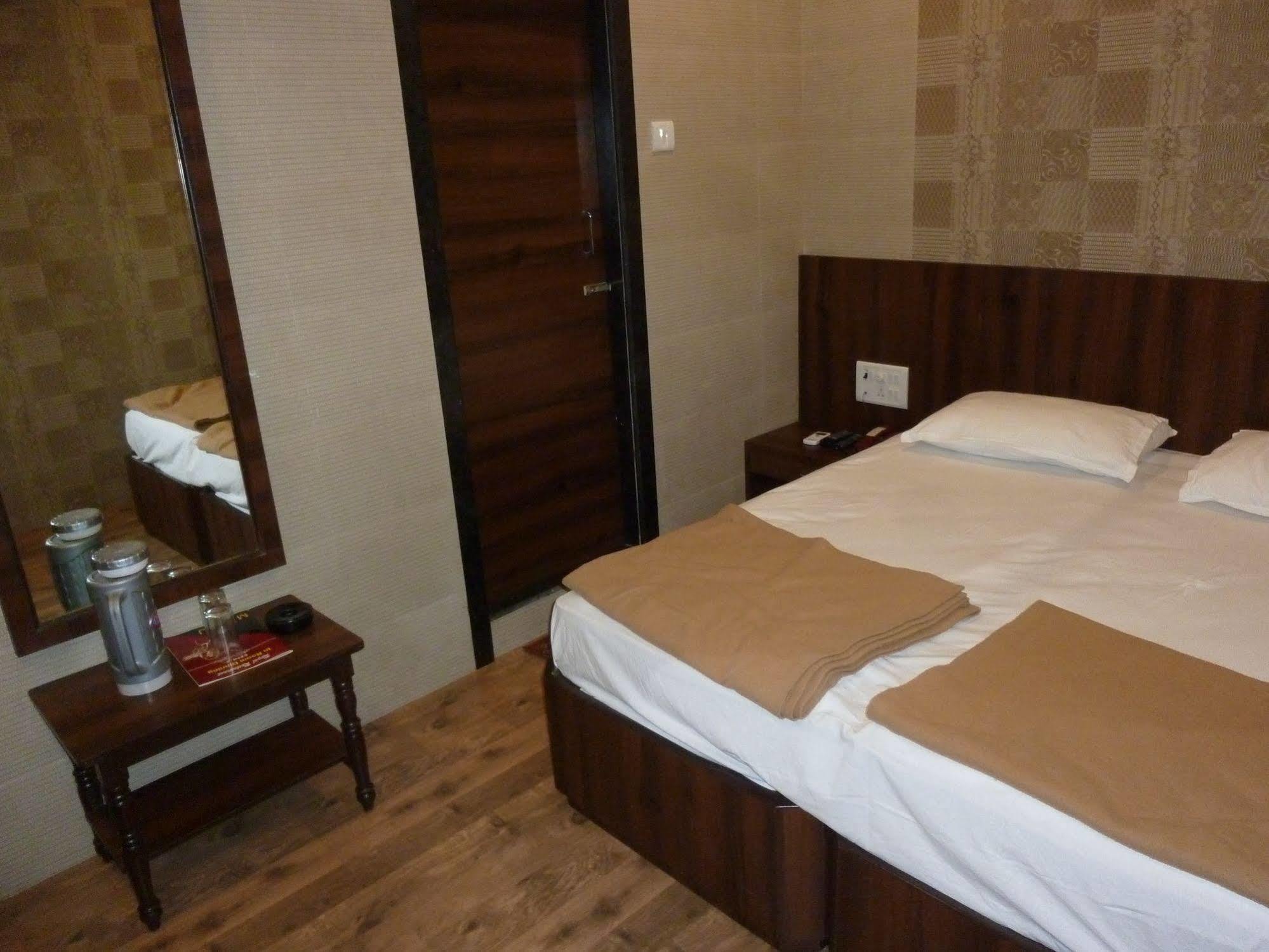 Hotel Regal Palace Mumbai Exterior photo