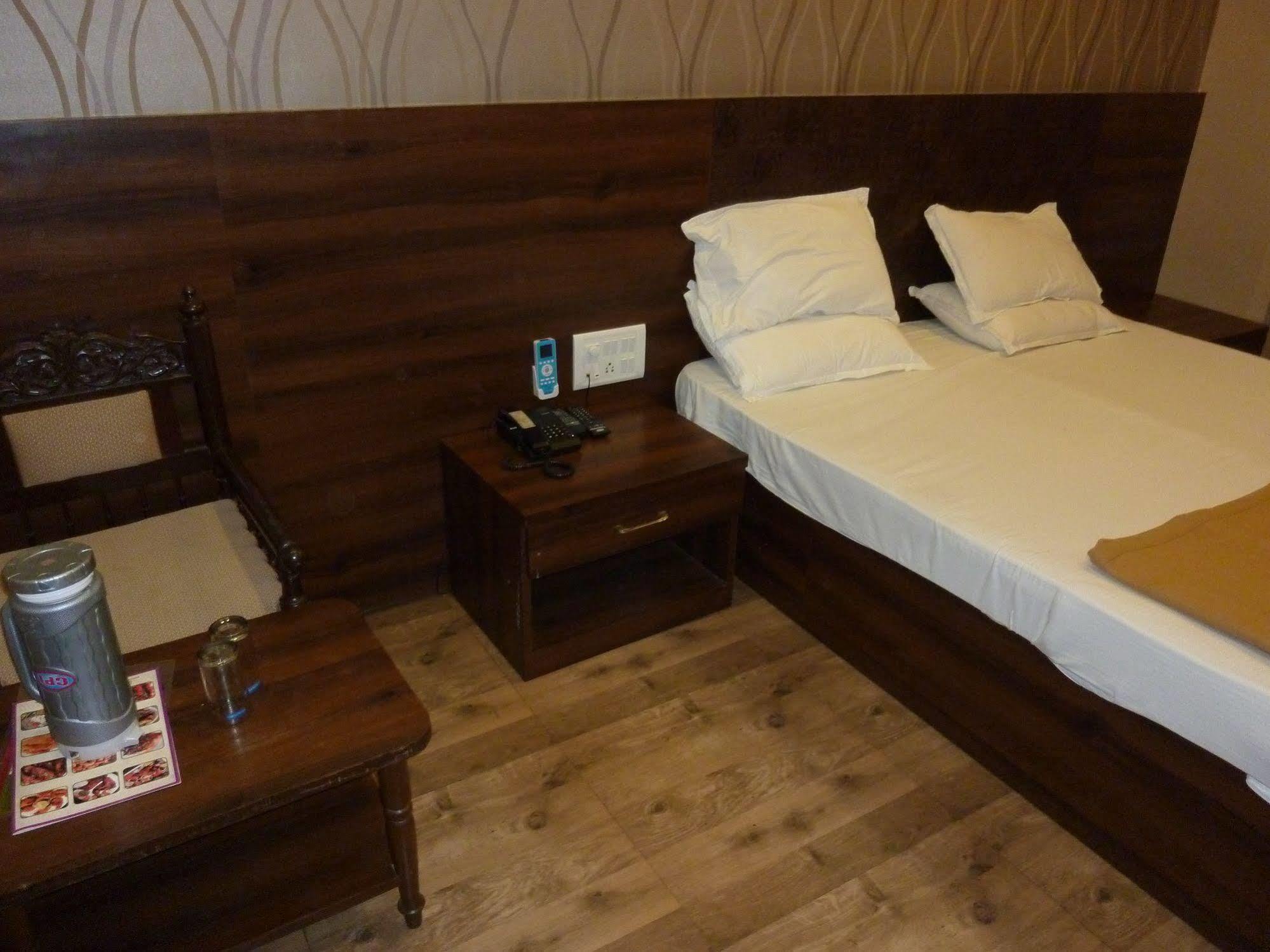 Hotel Regal Palace Mumbai Exterior photo